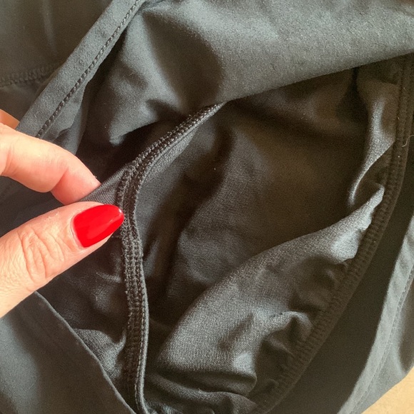 Under Armor jogging shorts. Size medium - Picture 3 of 8